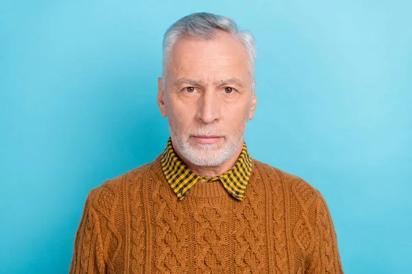 严肃而自信的退休男子身穿褐色毛衣，深蓝色背景的照片 — 图库照片