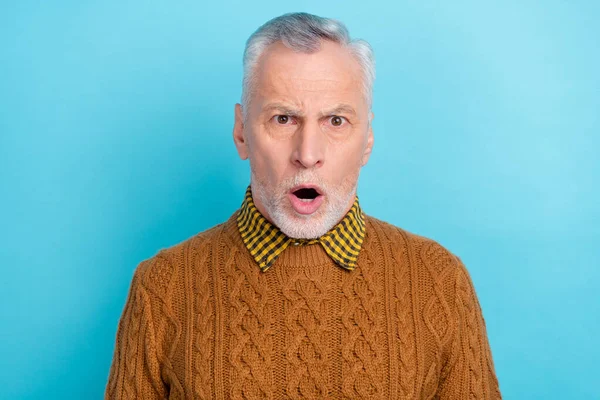 Foto de enojado sorprendido jubilado desgaste suéter marrón boca abierta ojos grandes aislados color azul fondo —  Fotos de Stock