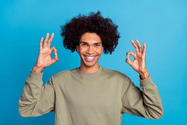 Foto de chico joven mostrar dedos okey símbolo de la decisión de promoción perfecto aislado sobre fondo de color azul —  Fotos de Stock