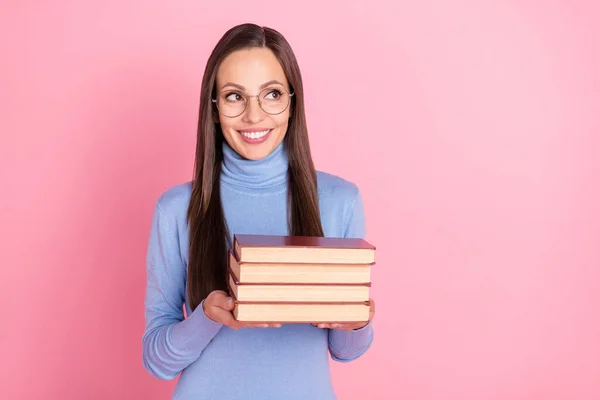 梦幻般的女人拿着书堆的照片空旷的空间穿着斑纹的蓝色套头毛衣孤立的粉色背景 — 图库照片