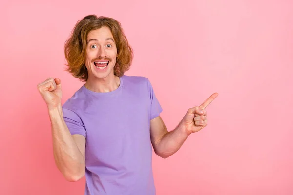 Porträtt av attraktiv glad lycklig kille visar kopia tomt utrymme lösning isolerad över rosa pastell färg bakgrund — Stockfoto