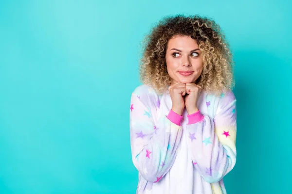 Retrato de atraente tímido alegre bonito menina de cabelos ondulados olhando para o lado anúncio espaço cópia isolado no brilho teal cor turquesa fundo — Fotografia de Stock