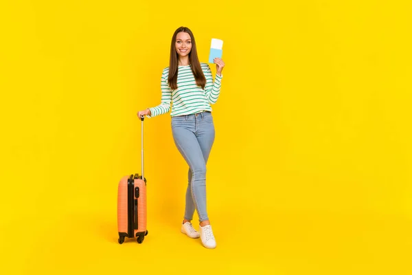 Πλήρης φωτογραφία του σώματος της νεαρής όμορφης γυναίκας πτήση αεροδρόμιο στο εξωτερικό Σαββατοκύριακο τουριστική απομονωμένη πάνω από κίτρινο χρώμα φόντο — Φωτογραφία Αρχείου