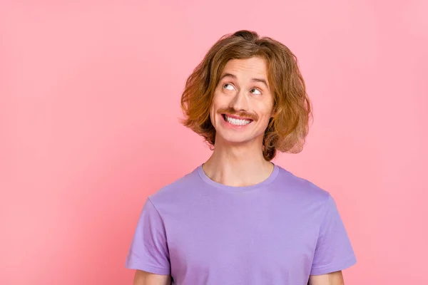 Portret van aantrekkelijke vrolijke roodharige funky kerel het maken van beslissing kopiëren ruimte geïsoleerd over roze pastel kleur achtergrond — Stockfoto