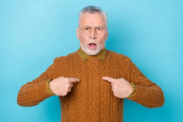 Photo of astonished man point hands himself impressed failure isolated blue color background — Stock Photo, Image