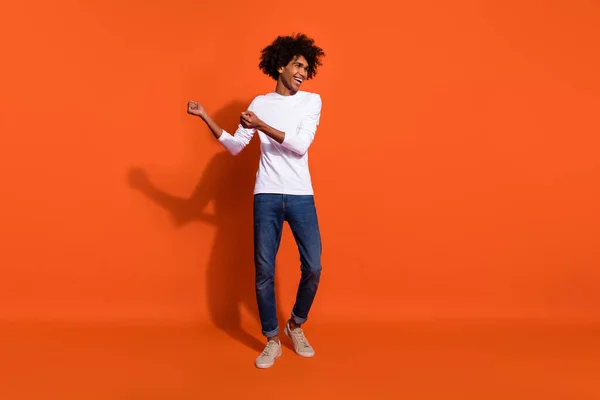 Φωτογραφία του αρκετά αξιολάτρευτο τύπος ντυμένος λευκό πουκάμισο χαμογελώντας χορό κενό χώρο απομονωμένο φόντο πορτοκαλί χρώμα — Φωτογραφία Αρχείου