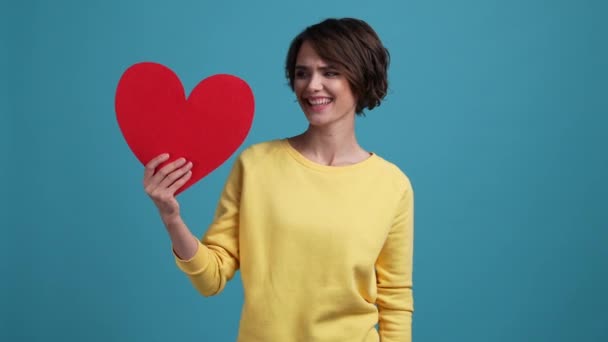 Señora no como romántica tarjeta corazón tirar aislado color azul fondo — Vídeos de Stock