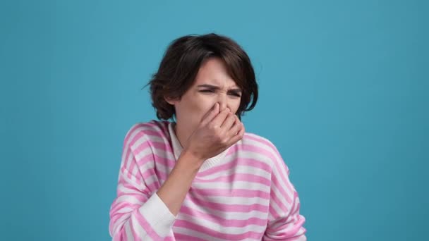 Lady sfrustrowany starać się unikać ignorować brzydki zapach odizolowane niebo kolor tła — Wideo stockowe