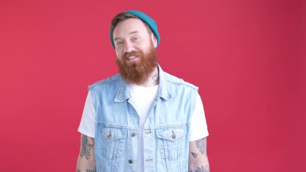 Современный панк-парень поправляет жилет, изолированный светлым цветом фона — стоковое видео