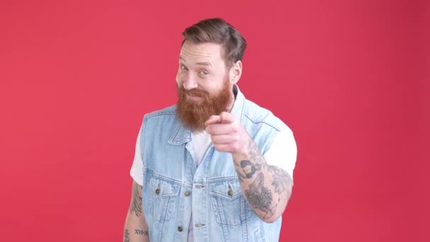 Old-school man wijzen vinger als perfecte geest geïsoleerde levendige kleur achtergrond — Stockvideo