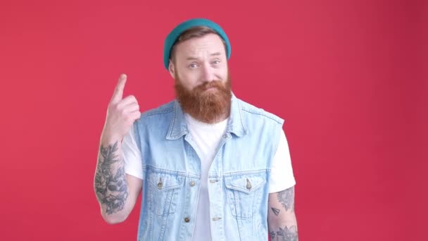 Old-school gars pas d'accord stupide décision isolé couleur vibrante arrière-plan — Video