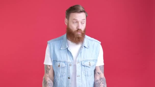 Guy verhogen halters kracht gespierd lichaam geïsoleerde glans kleur achtergrond — Stockvideo