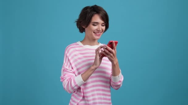 Lady těšit přítel volání zařízení říct izolované modré barvy pozadí — Stock video