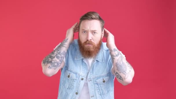 Парень смотреть зеркало стрижка одежды бороду наслаждаться изолированный яркий цвет фона — стоковое видео