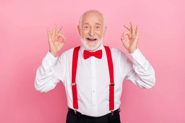 Portrait d'attrayant homme aux cheveux gris joyeux montrant double ok-signe annonce accord isolé sur fond de couleur pastel rose — Photo