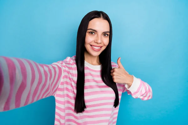 Foto de jovem menina alegre gravação de vídeo mostrar polegar para cima feedback grande isolado sobre fundo de cor azul — Fotografia de Stock