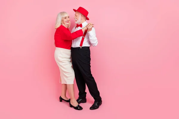 Volledige lengte foto van trendy wit haar gepensioneerde dame man danser verjaardag geïsoleerde pastel kleur achtergrond — Stockfoto