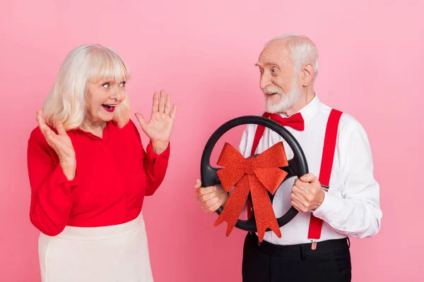 Φωτογραφία από κομψό συνταξιούχος συνταξιούχος λευκό μαλλιά άνθρωπος δώσει κυρία τιμόνι δώρο εκδήλωση απομονωμένο παστέλ χρώμα φόντο — Φωτογραφία Αρχείου