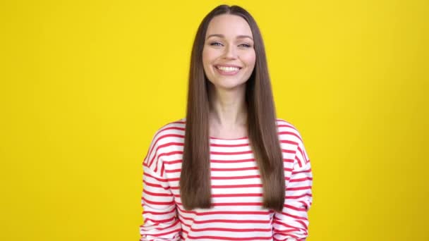 Nette Dame lacht aufrichtig lächelnd isoliert lebendigen Farbhintergrund — Stockvideo