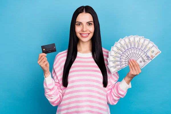 Fénykép a fiatalok csinos lány gazdag hitelkártya készpénz pénzügy jövedelem fizetés elszigetelt felett kék színű háttér — Stock Fotó