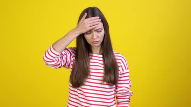 Lady leiden Covid-19 Symptom schütteln isoliert lebendigen Glanz Farbe Hintergrund — Stockvideo