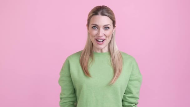 Lady genieten van gekke advertenties maken duim-up symbool geïsoleerde pastel kleur achtergrond — Stockvideo