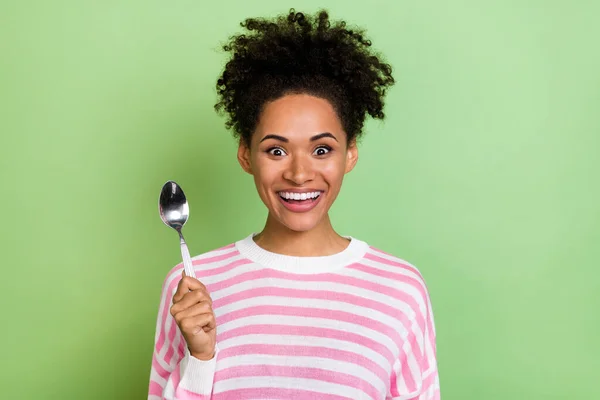 Foto de mulher muito impressionado usar listrado suéter crescente colher isolado cor verde fundo — Fotografia de Stock