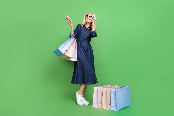 가방을 가방을 나이든 여자의 사진은 배경에 고립된 볼거리 드레스 운동화를 — 스톡 사진