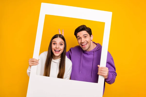 Foto Excitado Louco Senhora Cara Segurar Papel Imagem Quadro Dedos — Fotografia de Stock