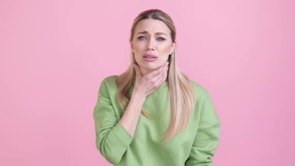 Lady ungesund schwere Halsschmerzen Lungenentzündung isoliert Pastell Farbe Hintergrund — Stockvideo