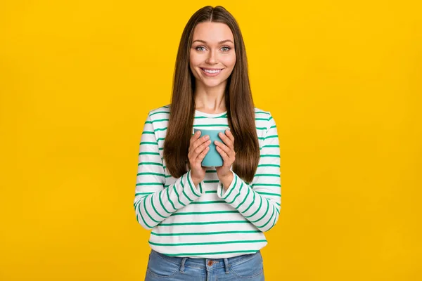 Foto de doce encantador senhora vestida camisa listrada desfrutando de bebida quente isolado cor amarela fundo — Fotografia de Stock