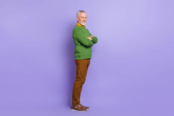 Foto de homem muito aposentado usar braços de camisola verde dobrado sorrindo isolado cor violeta fundo — Fotografia de Stock