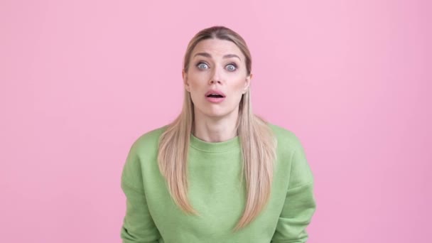 Lady voelen angstige verschrikkelijke informatie schreeuwen geïsoleerde pastel kleur achtergrond — Stockvideo