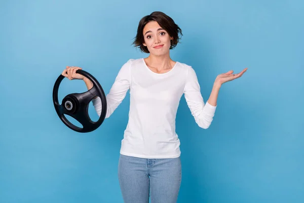 Foto de senhora muito positiva falhando exame de condução segurar volante encolher de ombros isolado no fundo de cor azul — Fotografia de Stock