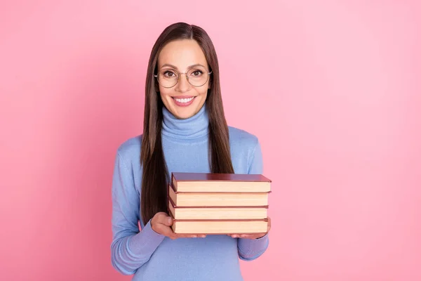 Foto de senhora alegre segurar pilha livro preparar exame desgaste óculos azul gola alta isolado cor rosa fundo — Fotografia de Stock