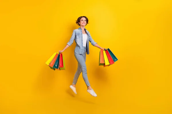 Повнорозмірна фотографія профілю молодої жінки магазину бутіка сезону ізольовані на жовтому кольоровому фоні — стокове фото