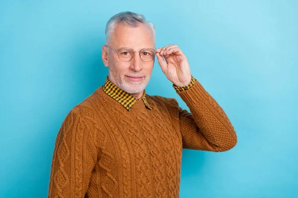 Bild av allvarlig säker man pensionär klädd brun pullover arm glasögon isolerad blå färg bakgrund — Stockfoto