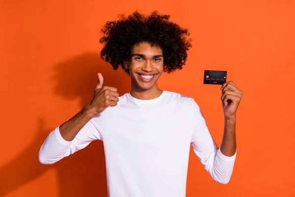 Foto Encantador Tipo Divertido Usar Camisa Blanca Con Tarjeta Bancaria — Foto de Stock