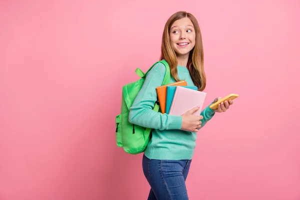 Hayalperest Liseli Kızın Elinde Araç Gereçlerle Çekilmiş Boş Bir Pembe — Stok fotoğraf