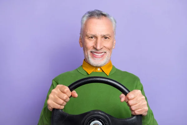 Φωτογραφία Του Χαρούμενου Συνταξιούχου Ντυμένος Πράσινο Πουλόβερ Οδήγηση Οχήματος Απομονωμένο — Φωτογραφία Αρχείου
