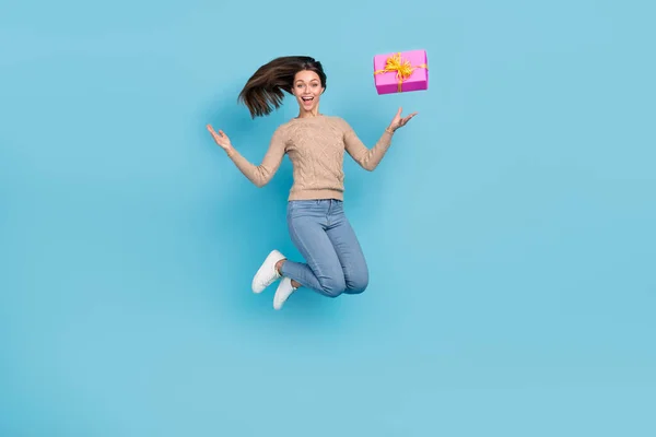 화려 한 점프하는 매력적 인 여자 선수의 전체 몸길이 사진밝은 푸른 배경에서 고립되어 재미를 즐기고 있는 우주선 상자 — 스톡 사진