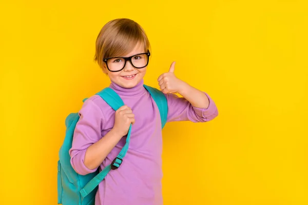 Foto di affascinante casual usura ragazzo mostrando pollice in su vi consiglio corsi di formazione isolati su sfondo di colore giallo — Foto Stock