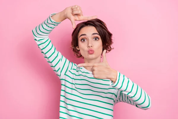 Portret van aantrekkelijke meisjesachtige grappige meisje tonen fotolijstje verzenden lucht kus geïsoleerd over roze pastel kleur achtergrond — Stockfoto