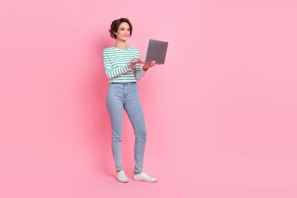 Foto de longitud completa del peinado bob millennial inteligente dama llevar portátil camisa jeans zapatos aislados sobre fondo rosa —  Fotos de Stock