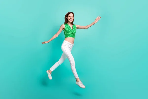 Volledige lengte profiel zijkant foto van jonge dame actief gaan haast beweging sprong geïsoleerd over turquoise kleur achtergrond — Stockfoto