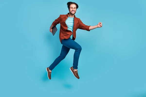 Pleine longueur photo de cool brunet millennial guy run with laptop wear lunettes chemise pantalon baskets isolé sur fond bleu — Photo