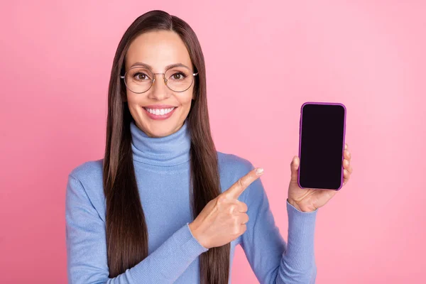 Фото промоутера леди прямой телефон сенсорный экран носить очки синий водолазка изолированный розовый цвет фона — стоковое фото