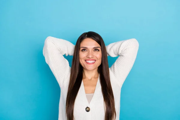 Foto van optimistische jonge dame handen hoofd omhoog kijken slijtage witte trui geïsoleerd op blauwe kleur achtergrond — Stockfoto