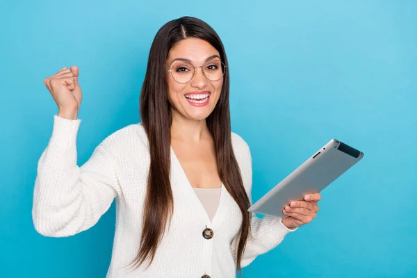 Foto av rolig dam klädd vit kofta glasögon stigande knytnäve chatta modern gadget isolerad blå färg bakgrund — Stockfoto