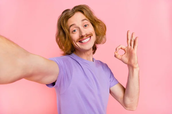 Selbstporträt von attraktiven fröhlichen Kerl zeigt ok-Zeichen-Werbung vereinbaren vereinzelt über rosa Pastellfarbe Hintergrund — Stockfoto